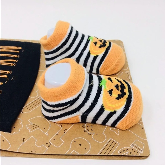 🧡 Baby Halloween Pumpkin Hat And Socks 0-6 M NWT - Picture 3 of 3